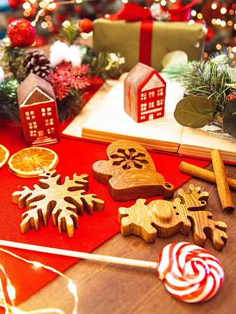 Новогодний набор из 3-х деревянных ёлочных игрушек из дуба Варежка Снежинка Олененок от Мастерской уюта CandleKraft